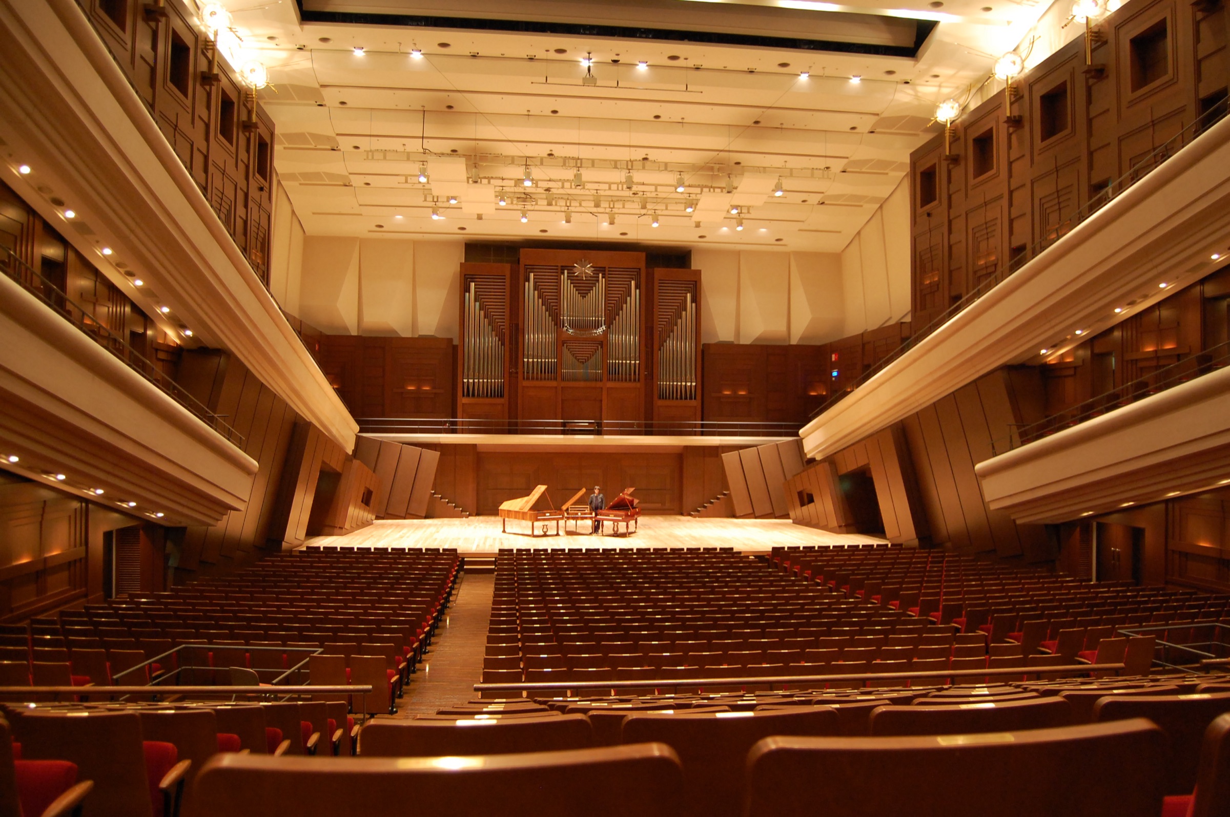 Paul McNulty fortepianos on stage at the Sumida Triphony Hall